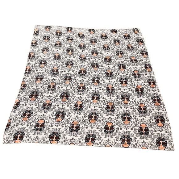 Skull & Bones 100% Polyester Soft Plush 55"x66" Halloween Throw Blanket New - Picture 2 of 6